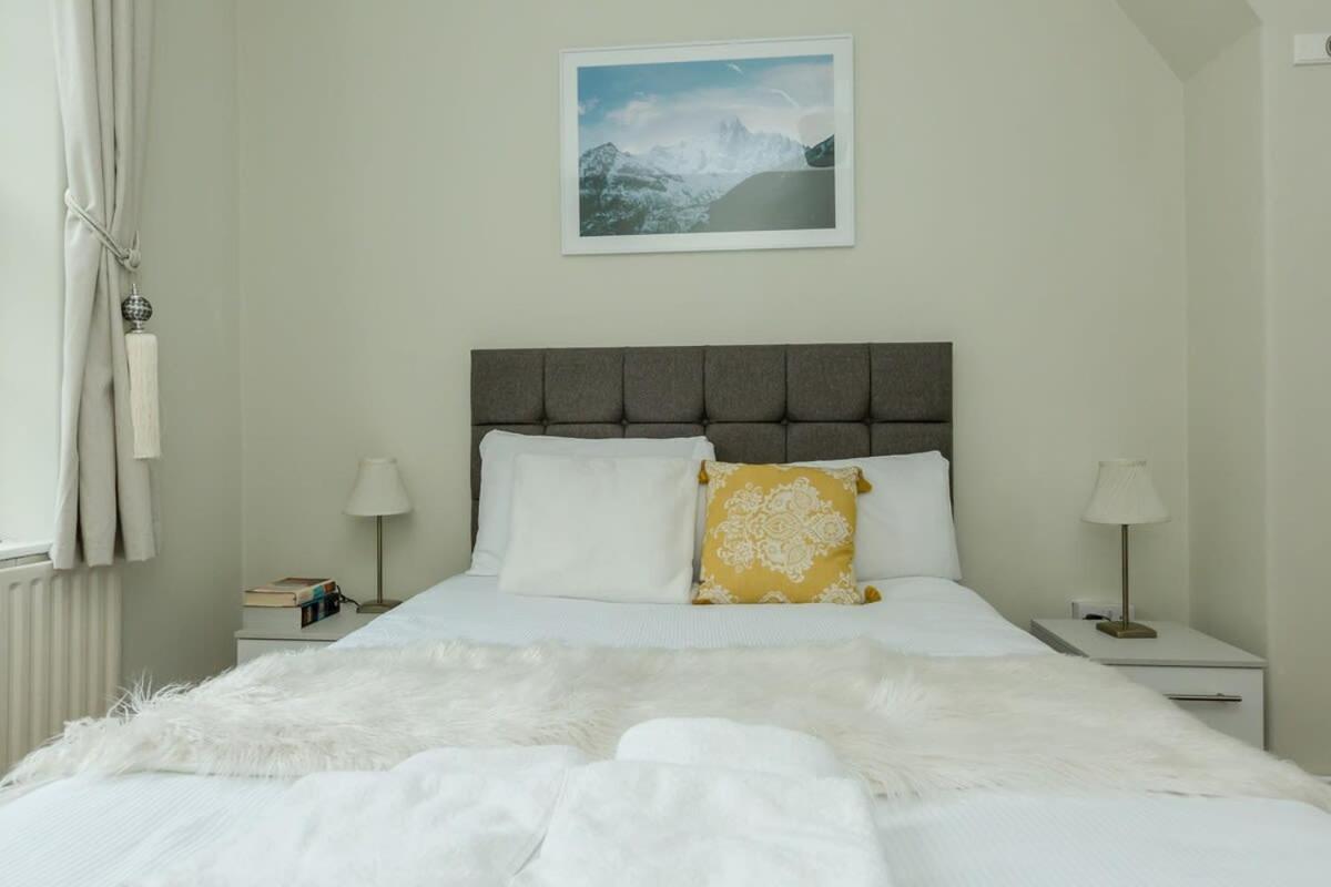 Convenient 2 Bedroom In Waterloo Apartment *
